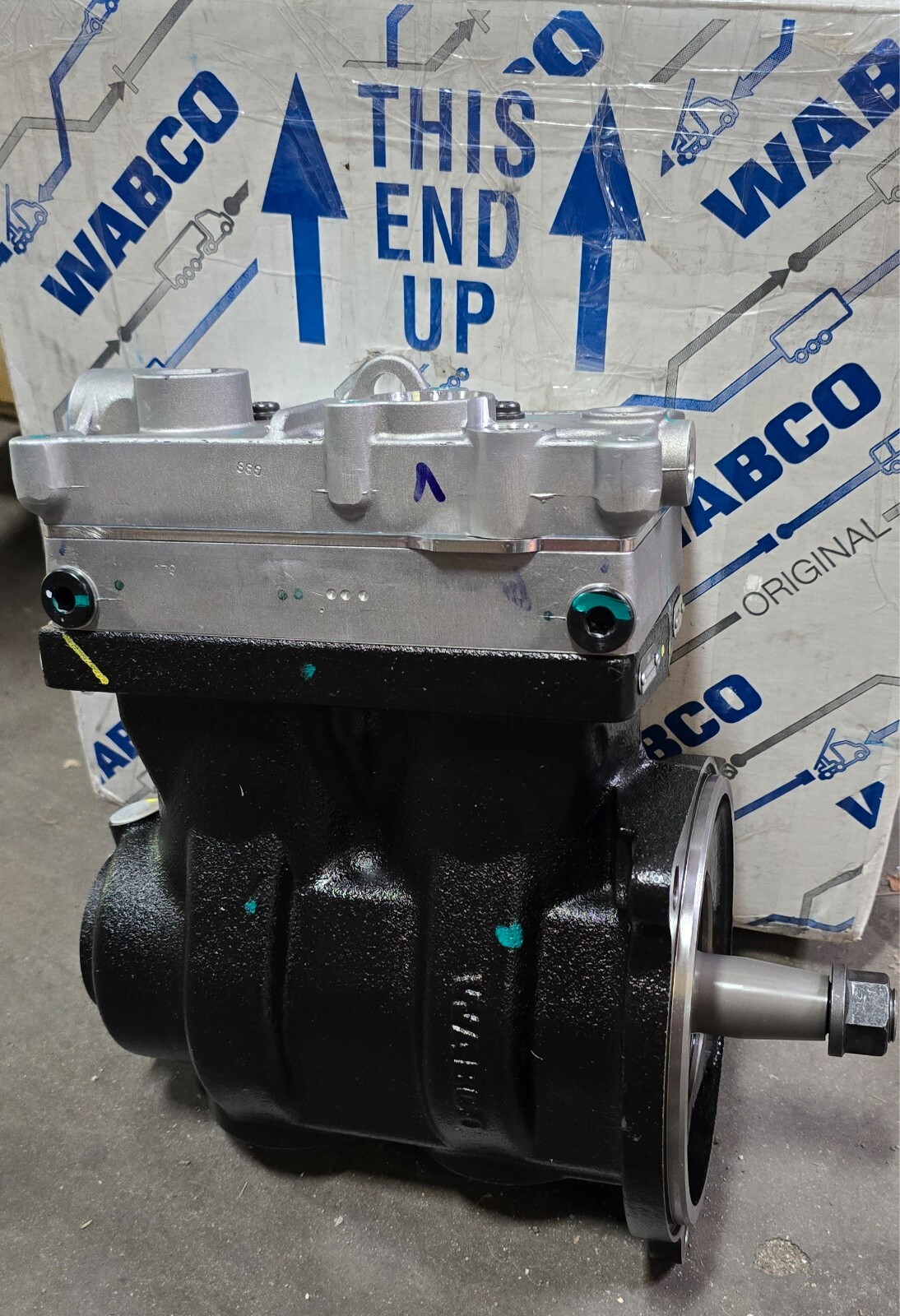 Volvo Mack New OEM 22062021 Wabco Twin Cylinder Air Compressor
