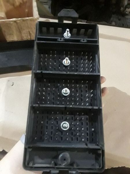 2005-2006 Ford Mustang Fuse Box Relay Module Engine Assembly OEM