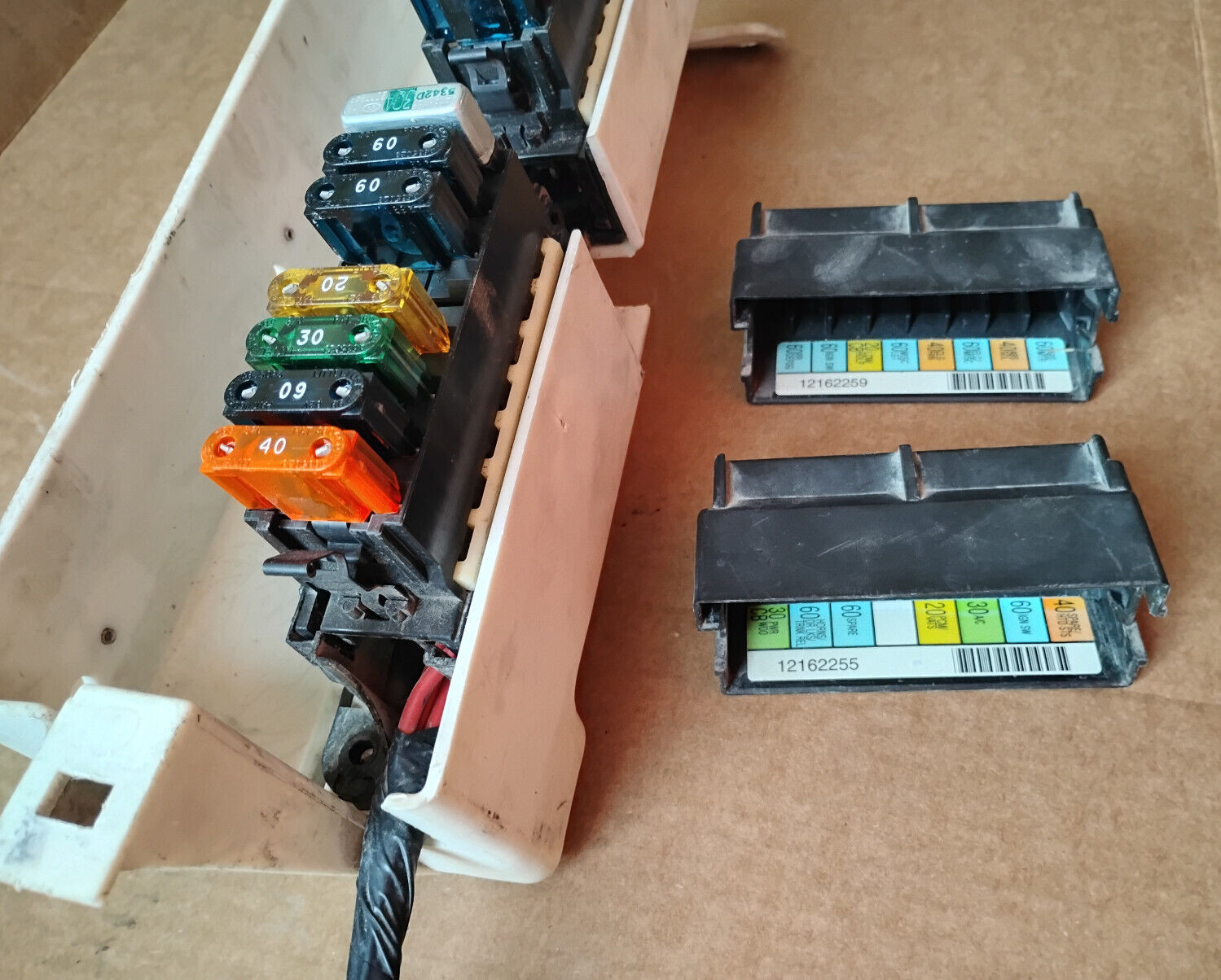 1997-99 BUICK LE SABRE UNDER HOOD FUSE BOX 25535534 OEM