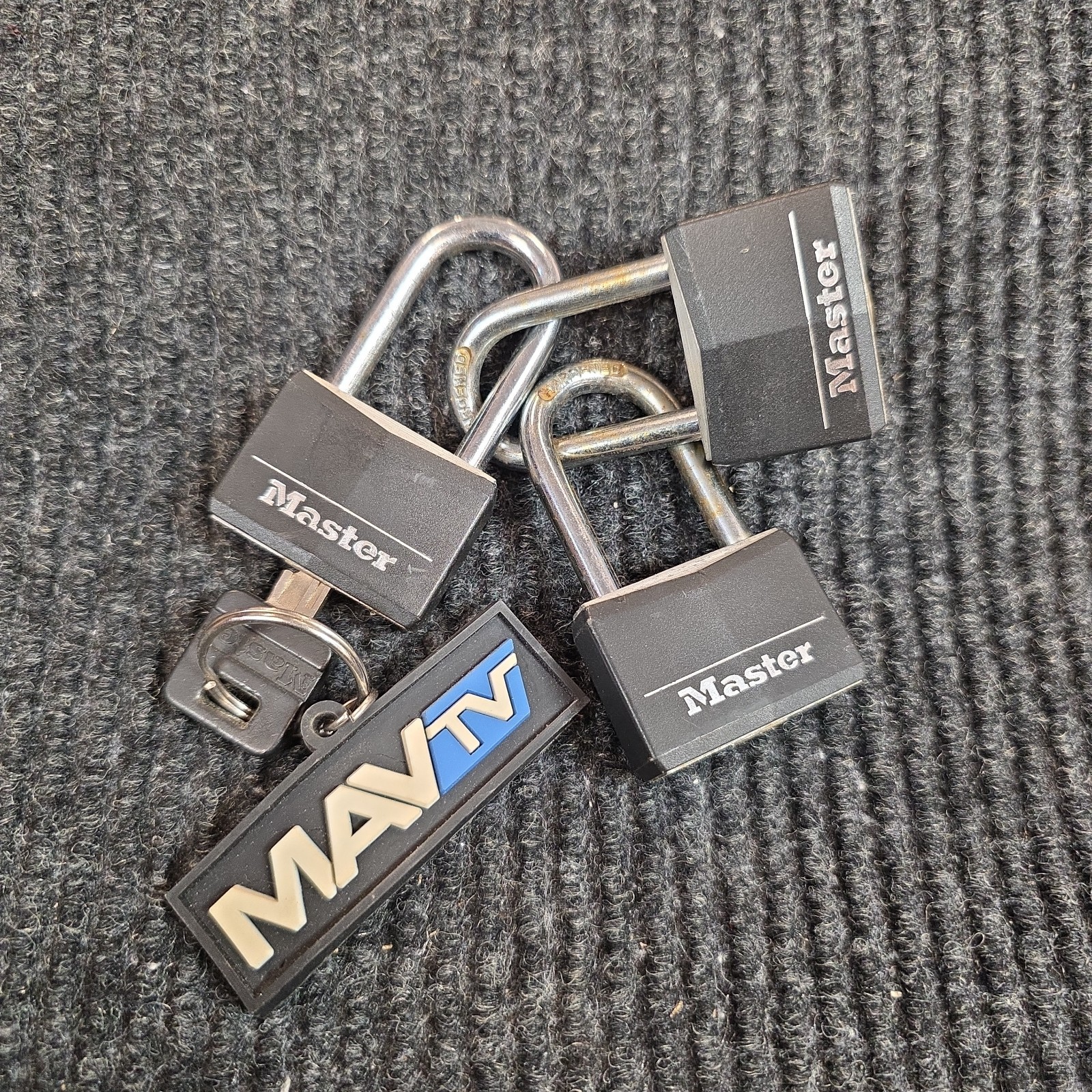 Lot of 3 Master Lock Padlocks 40mm Shackle Black Cover Keyed Alike 1-Key Used