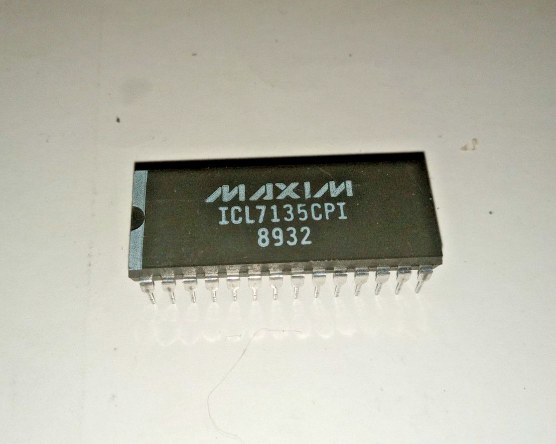 MAXIM ICL7135CPI , 28 PIN A/D Converter NOS AUTHENTIC USA SELLER