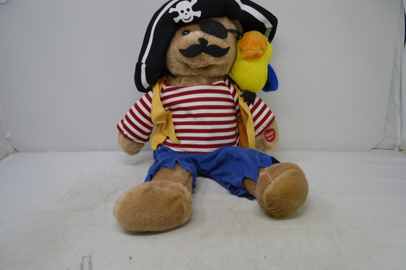 Chantilly Lane Musical 22" Captain Salty and Pepper Duet Sings "Hot, Hot, Hot"