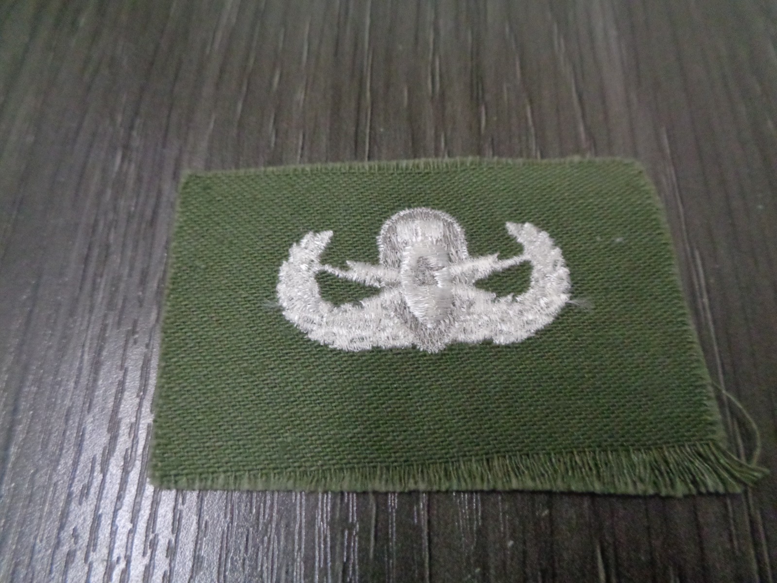 ORIGINAL VIETNAM WAR US ARMY EOD WHITE ON GREEN PATCH  INSIGNIA  NEW