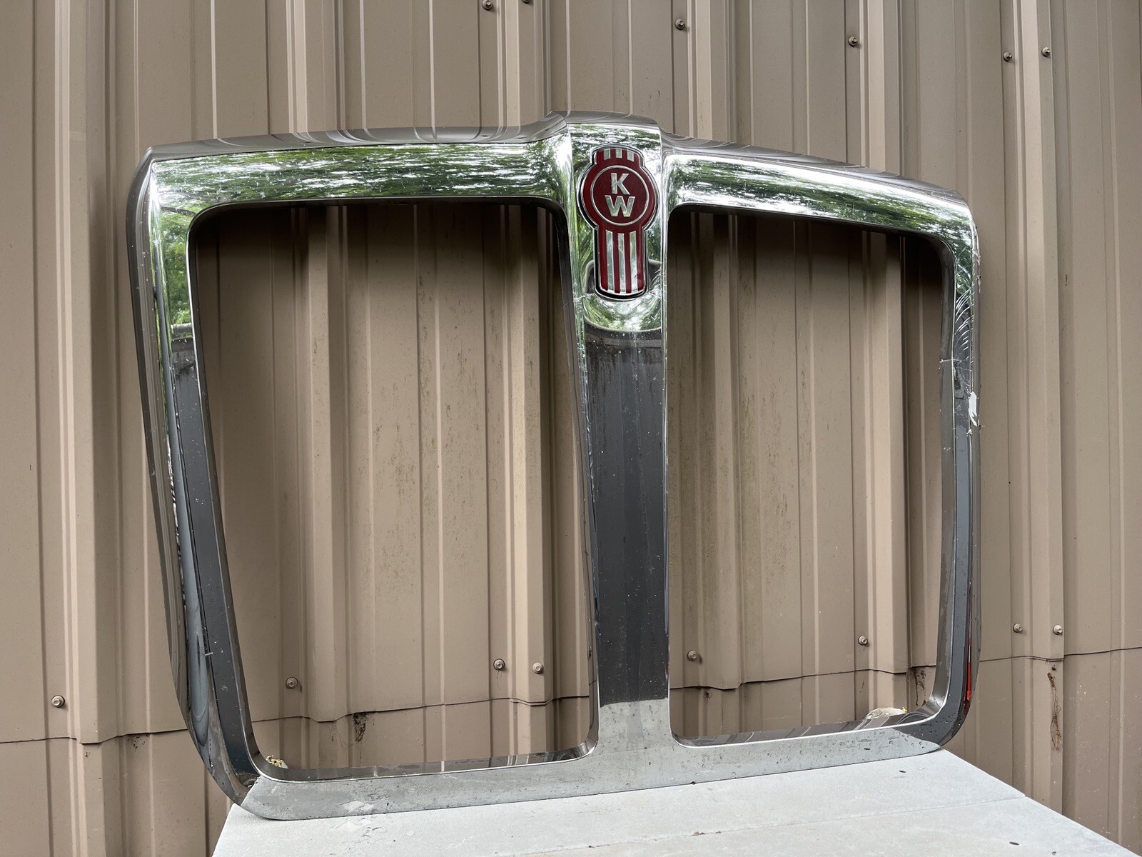 Kenworth T680 Grille Shell (W SCRATCHES) Part# L29-6155-100
