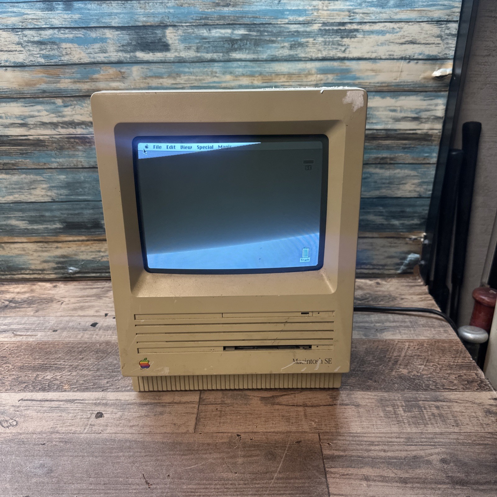 Vintage Apple Macintosh SE Model M5011 Computer - Powers & Boots, As Is