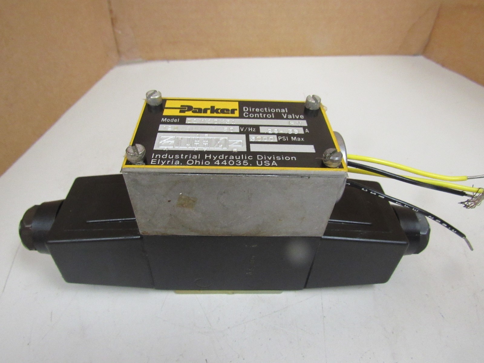 NEW PARKER DIRECTIONAL CONTROL VALVE D1W1DY31 120V COIL .28-.35 AMP A 3000 PSI