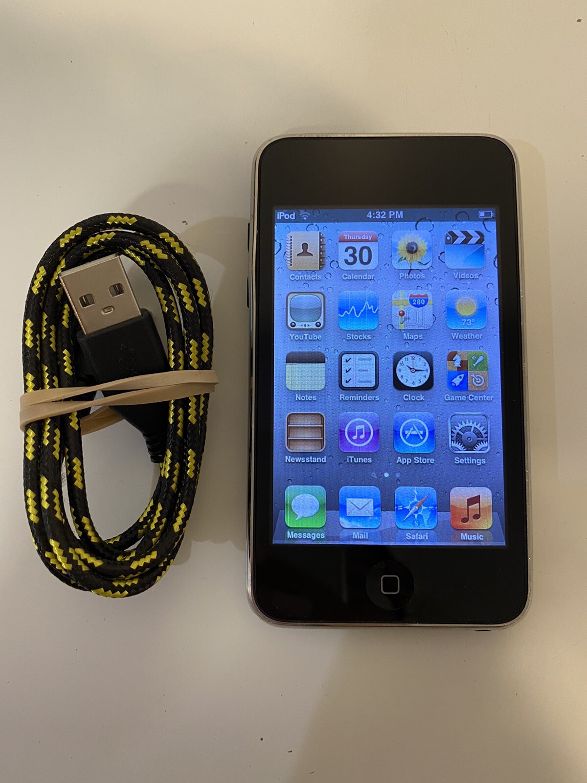 Apple iPod touch 3rd Generation Black (64 GB) Good Condition