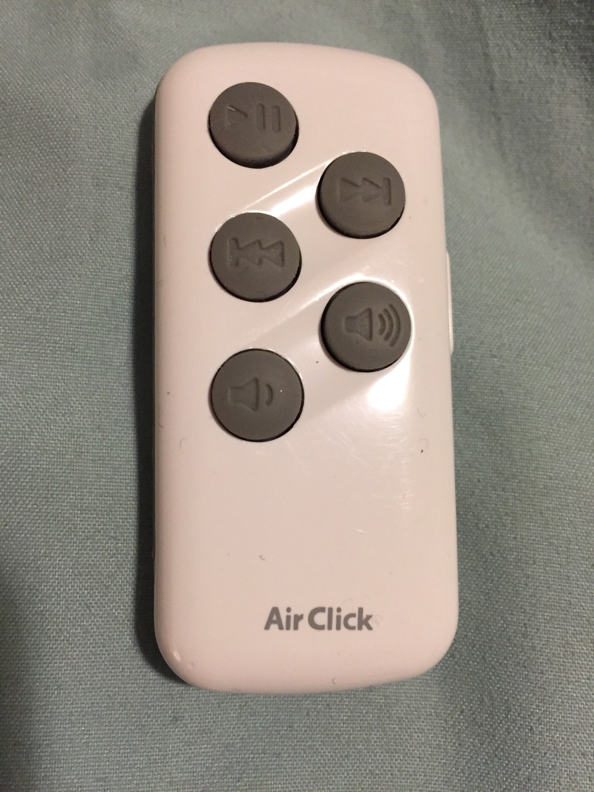 AIR CLICK  REMOTE CONTROL ONLY  MAC and PC. **NO USB** BROKEN CLIP. SEE PICS**