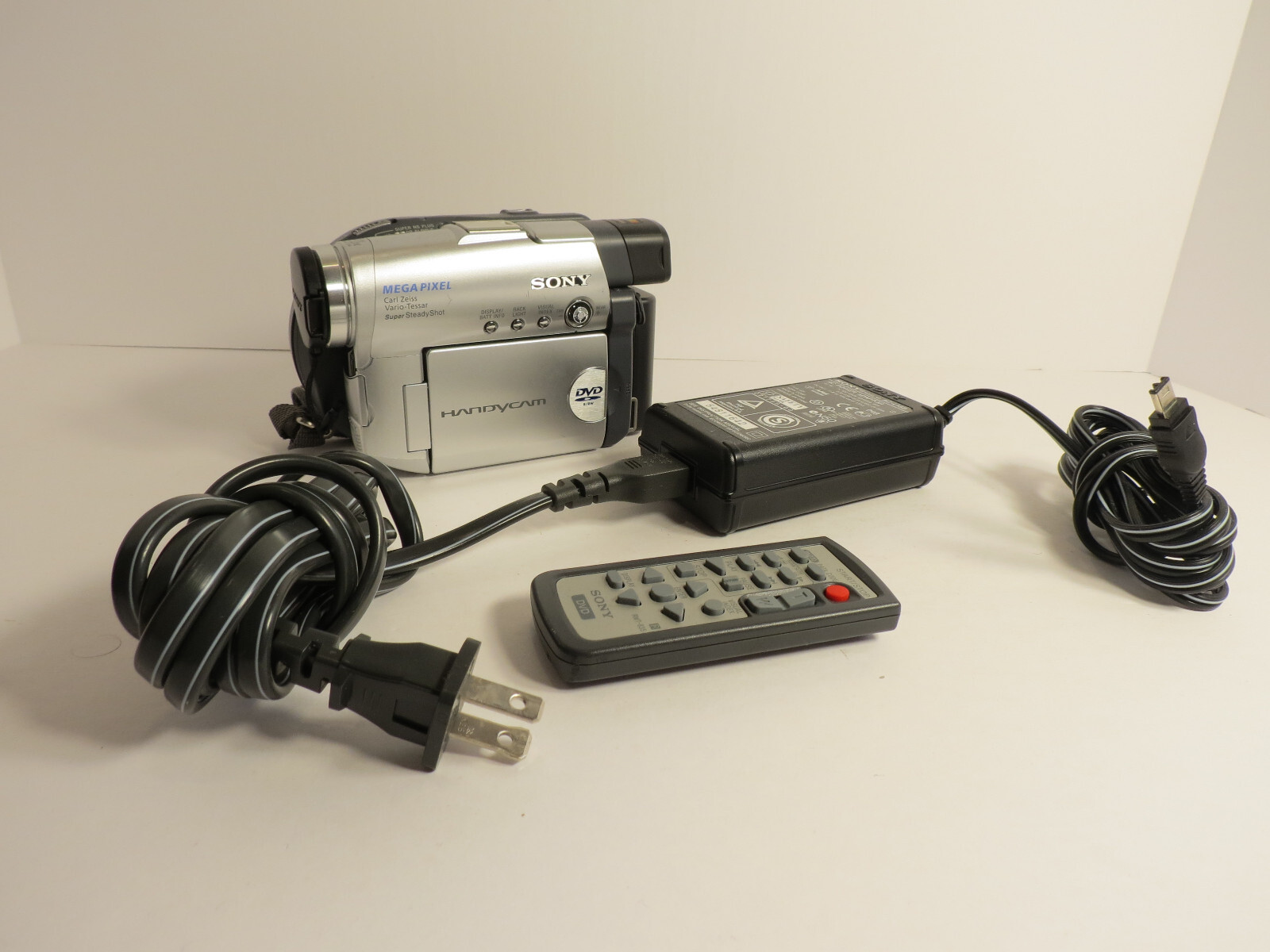 Sony Handycam DCR-DVD201 Digital Video Camera Recorder With Charger Working