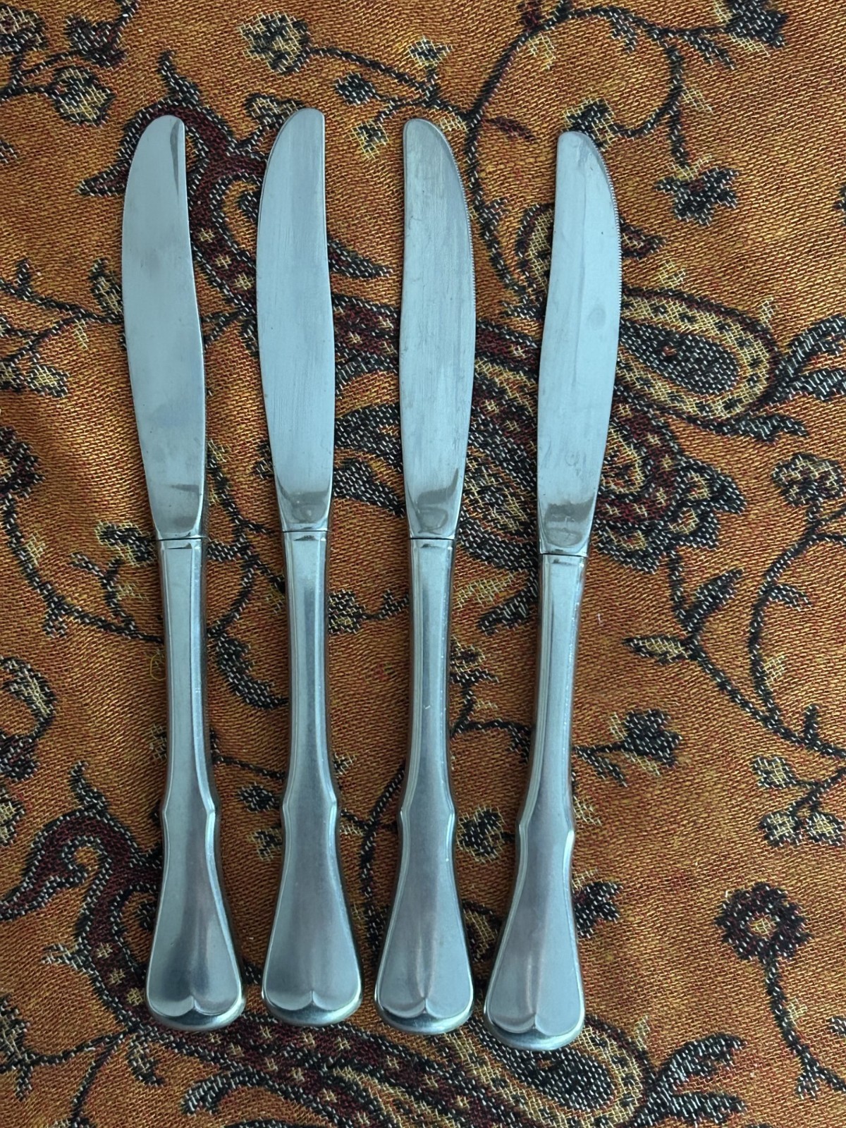 Four Oneida Patrick Henry 8 3/8-inch dinner knives