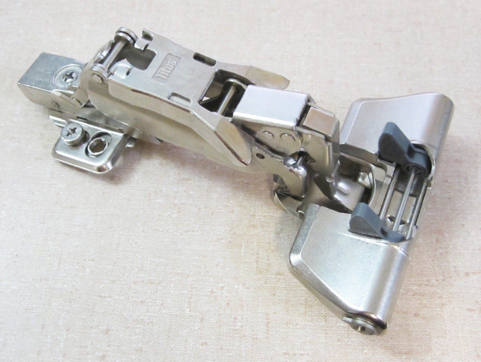 NEW Titus 170º Cabinet Hinge 1531 w/ Glissando Soft Close & 00/28 Mount Plate