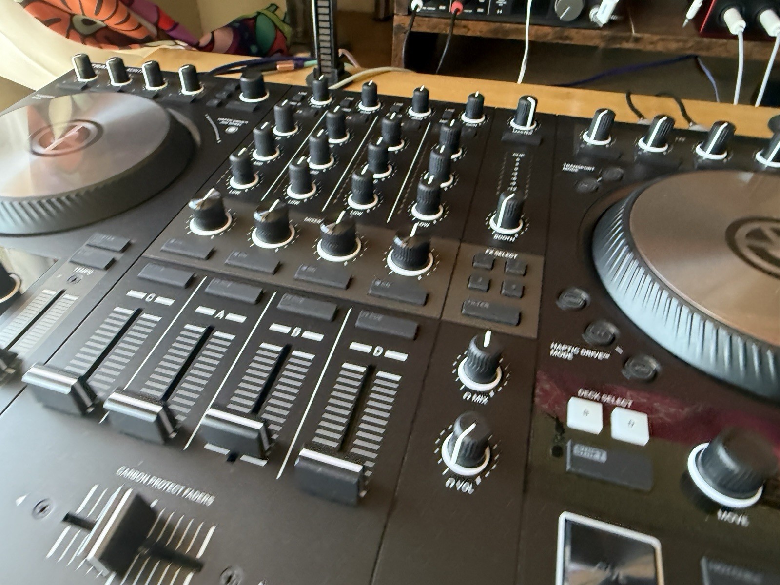 Native Instruments Traktor Kontrol 4 Channel DJ Controller