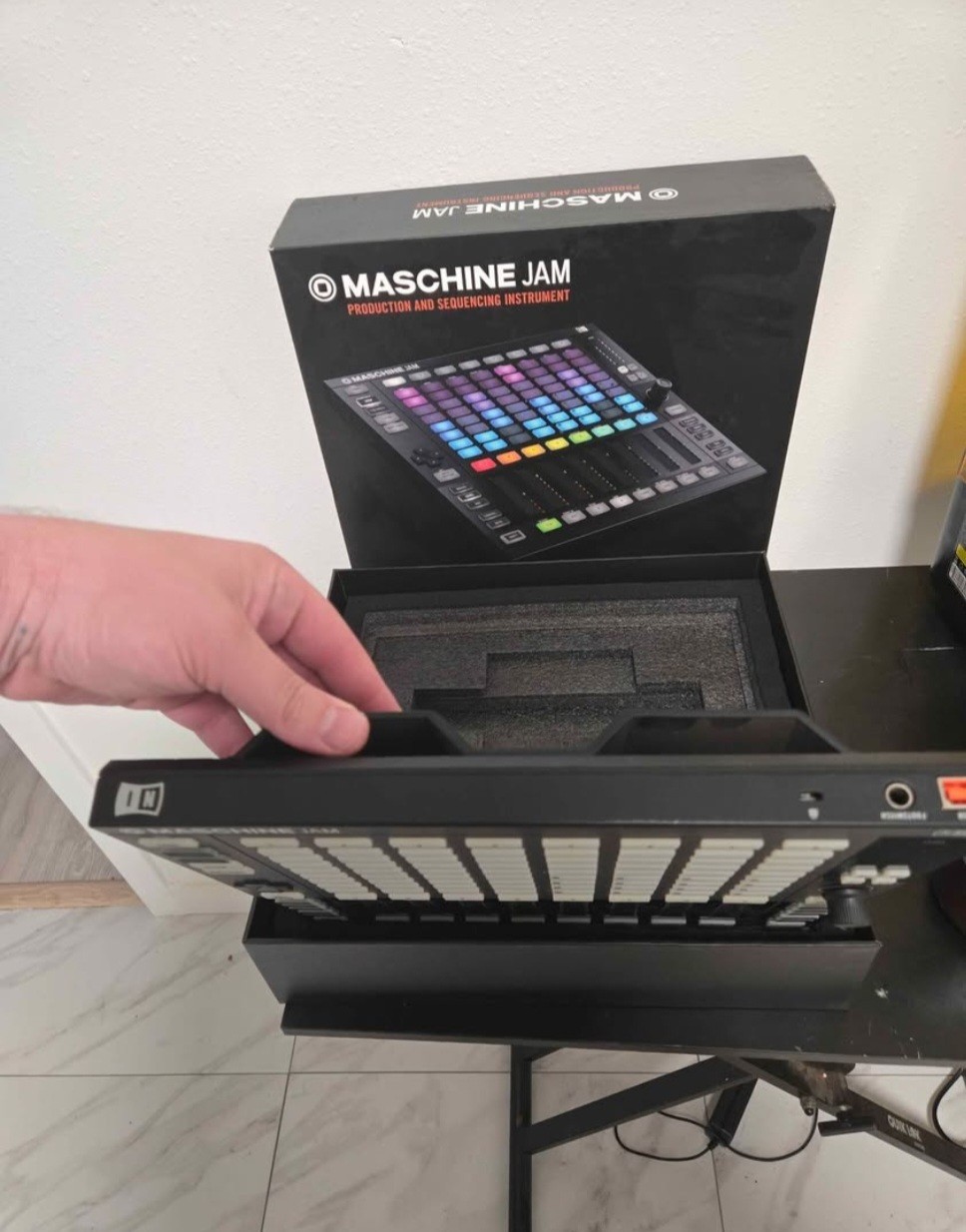 Native Instruments MASCHINE JAM Production and Sequencing Instrument