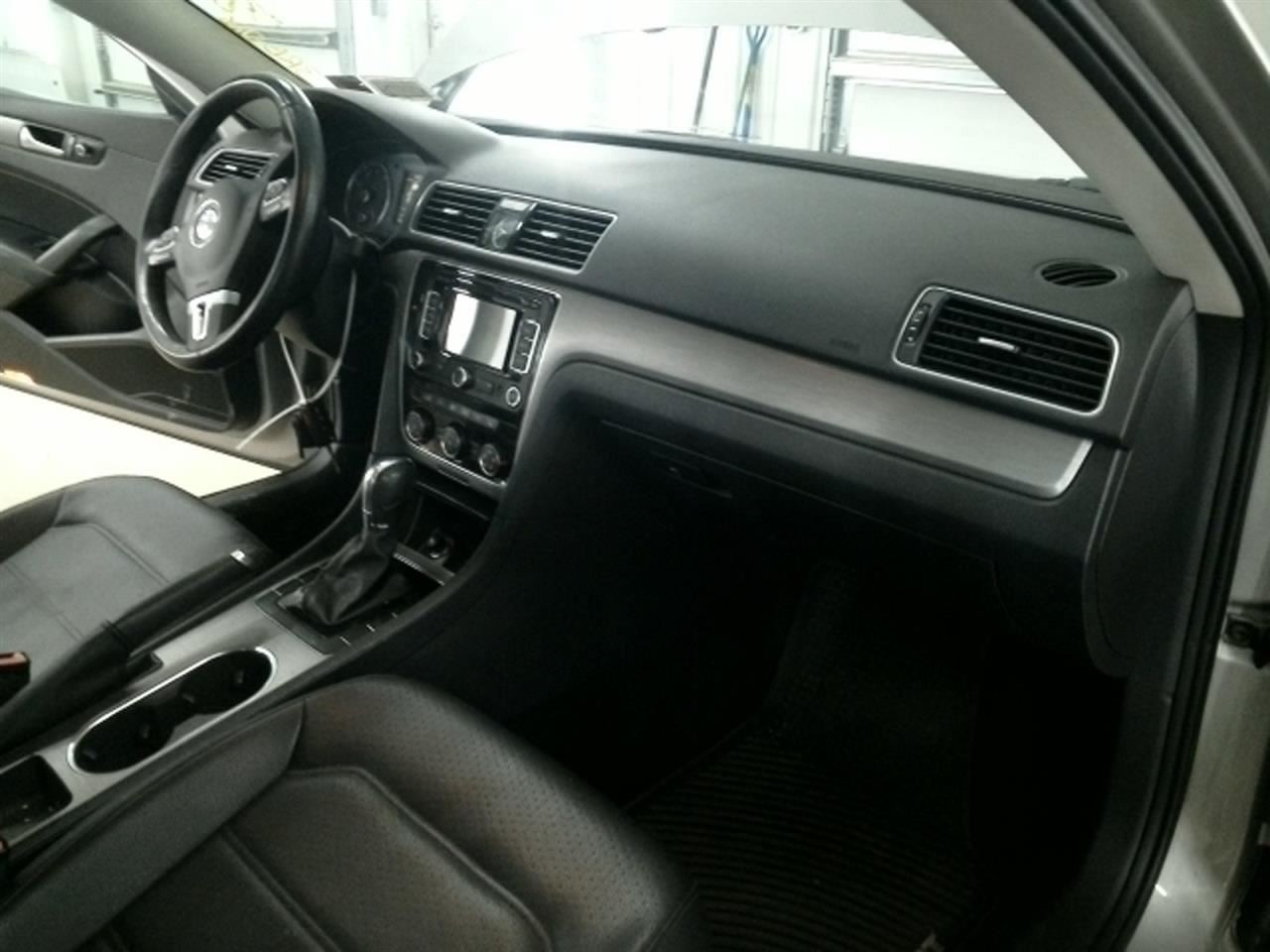 PASSAT 2014 Fuse Box Cabin 104805513
