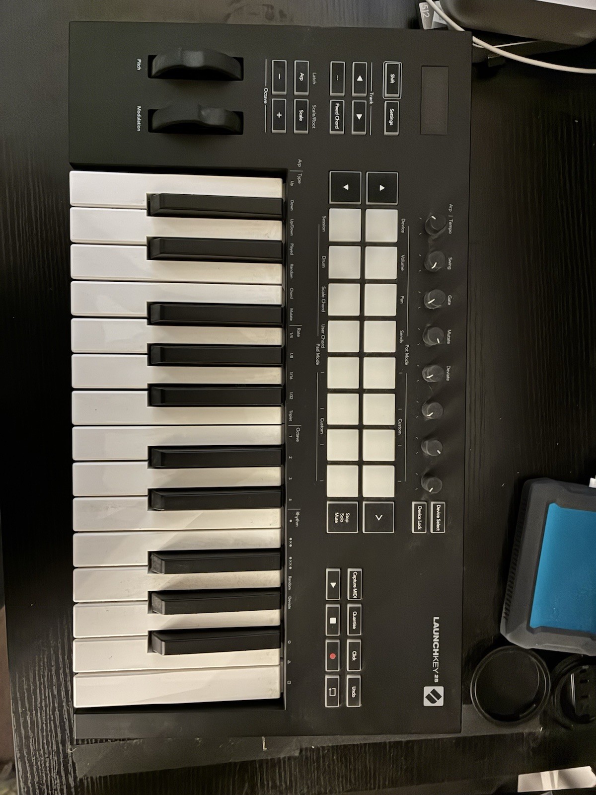 Novation Launchkey 25 MIDI Keyboard Controller Pads Faders Mod Wheel USB
