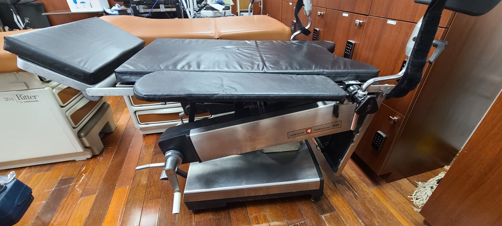 AMSCO 2080 manual surgical table and pads set