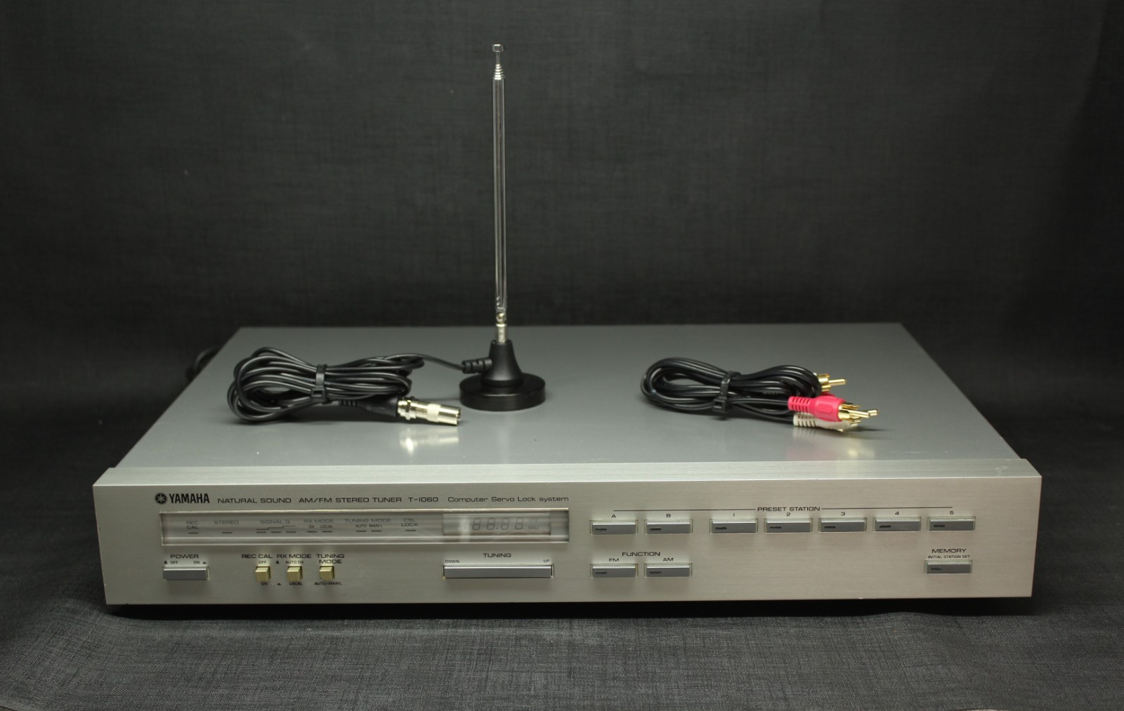 GREAT Yamaha T-1060 Hi-Fi FM-AM Radio Tuner Computer Servo Lock System Japan