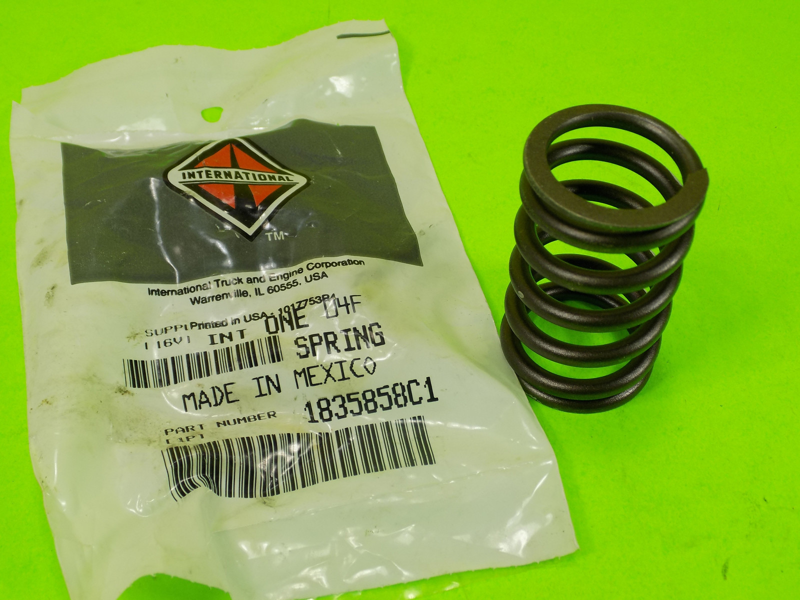 NEW OLD STOCK INTERNATIONAL NAVISTAR VALVE  EXH SPRING 1835858C1