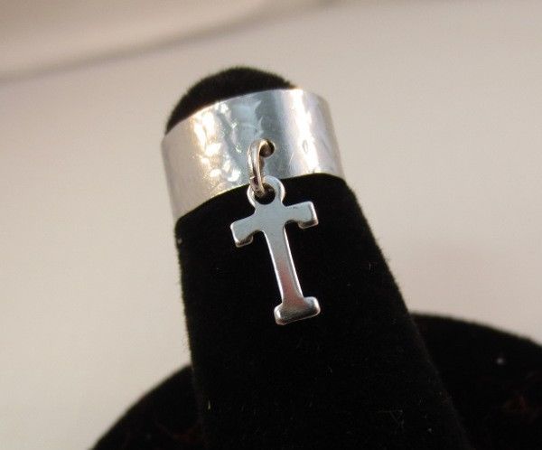14KT WHITE  GOLD EP  DANGLE INITIAL T TOE RING IN A HAMMERED RING