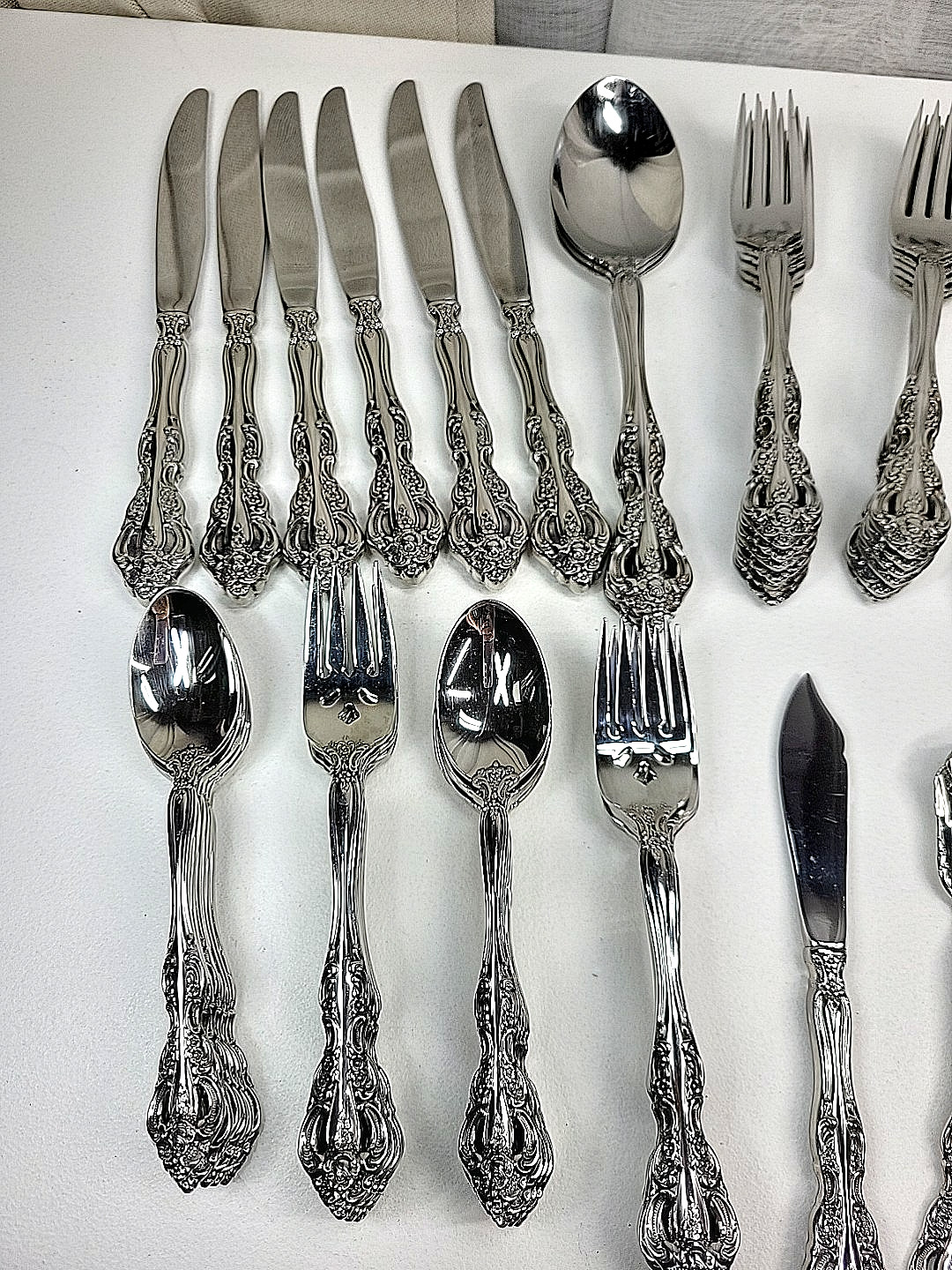 ONEIDA Heirloom Cube Michelangelo Stainless Flatware 60 +Pieces Service for 12