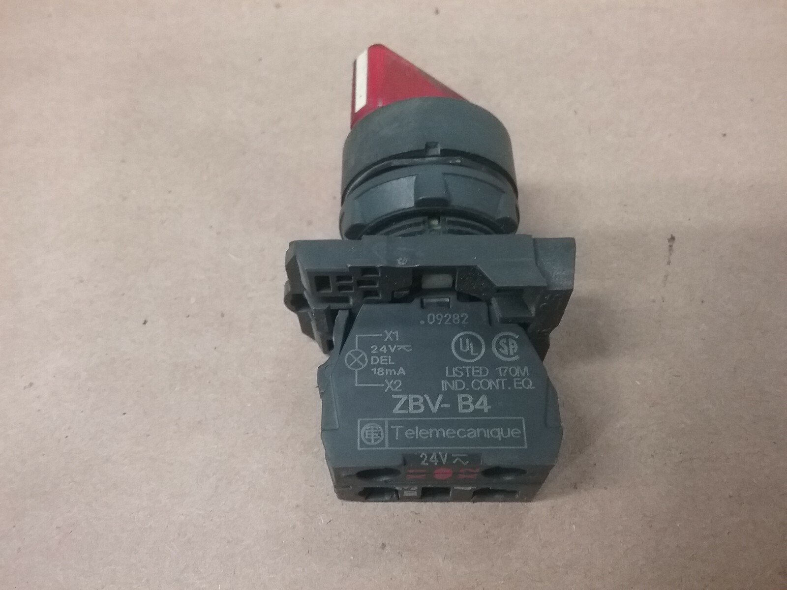 Telemecanique 2-Position RED selector Switch ZBE-101 ZBV-B4 #08F81