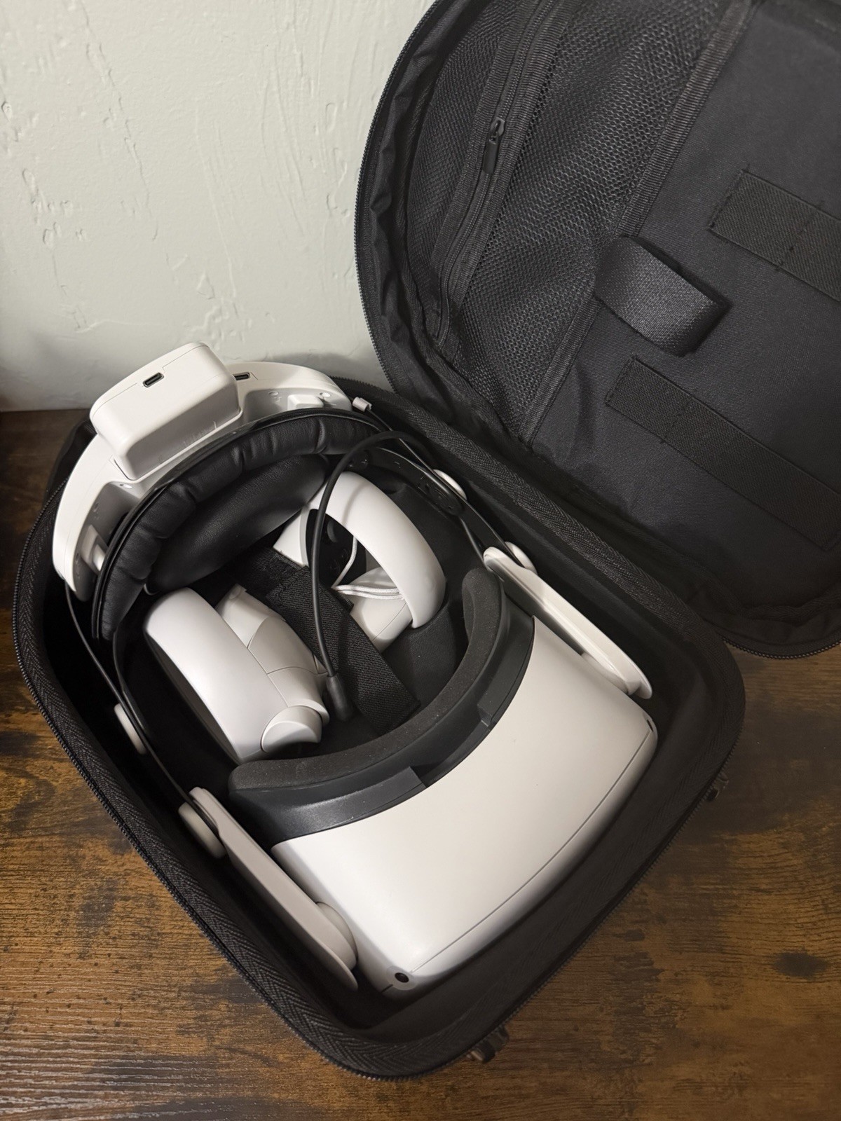 Oculus Quest 2 Virtual Reality Headset 128GB White W/ Extra Battery Case Strap
