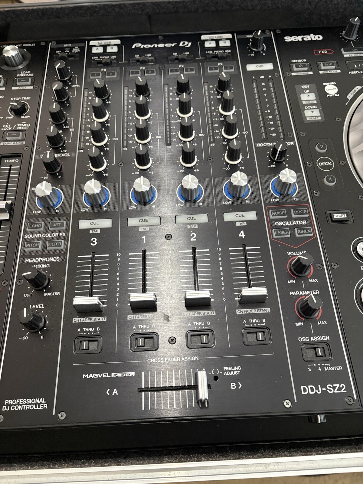 Pioneer DJ DDJ-SZ2 Pro DJ Controller w/ Odyssey Flight Case Bundle-Excellent