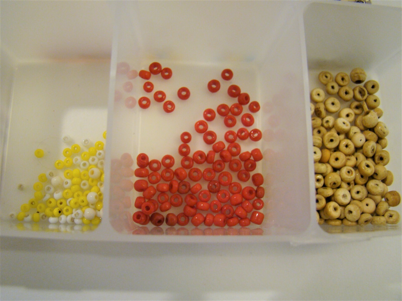 UNIEK: Plastic 17 Compartment Storage Container - Includes assorted beads plus
