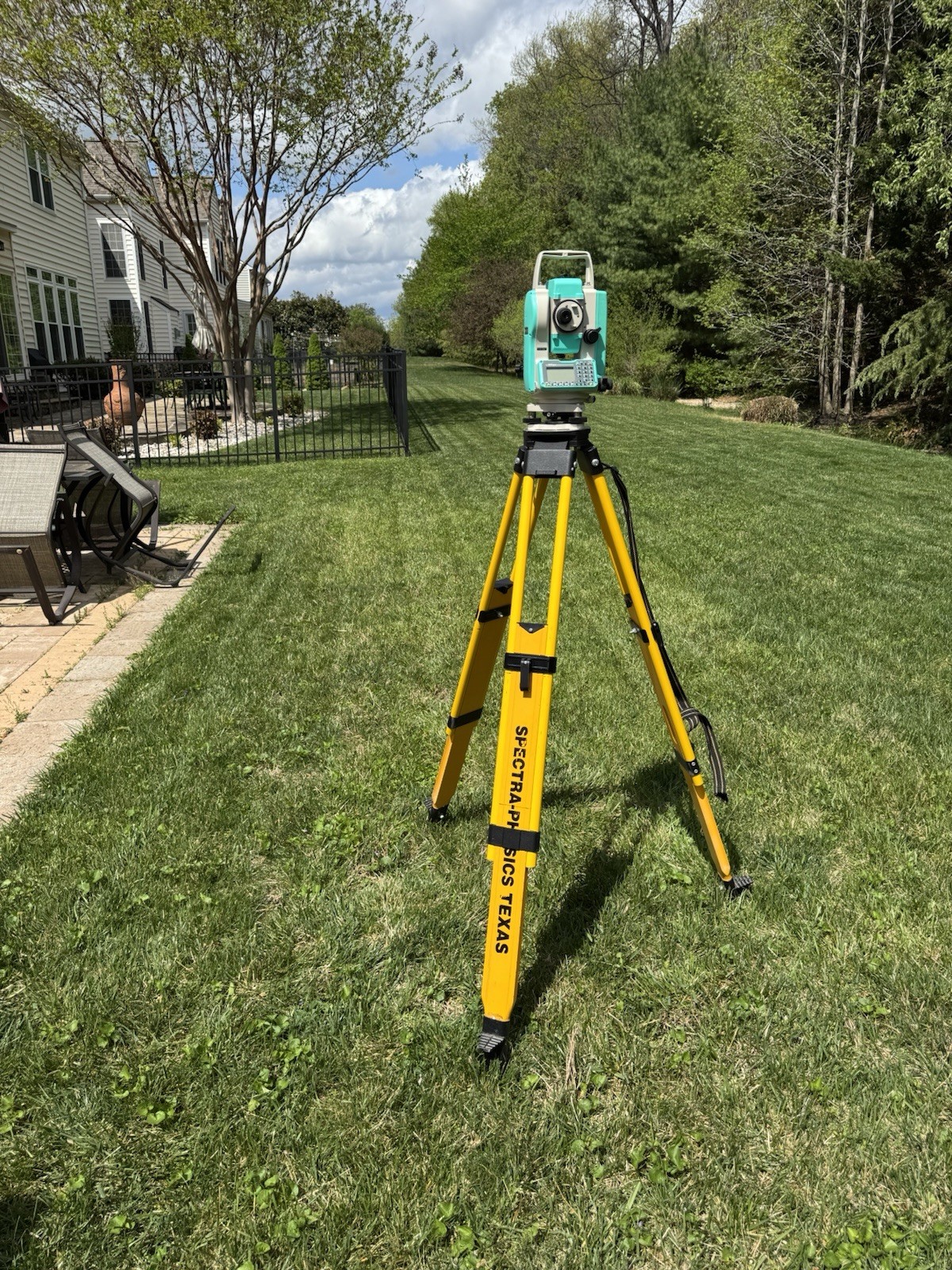 NIKON NPL-352 PRISMLESS TOTAL STATION