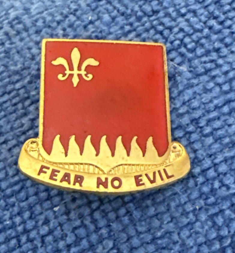 US ARMY 665TH  Field Artiilery   DI / DUI Pin D21