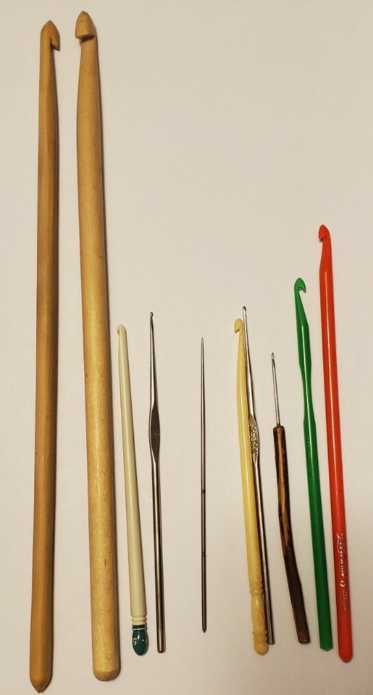 Lot of 10 Crochet Hooks Metal, Plastic, Wood, Lee Ward Dandee Aldan Boye Case