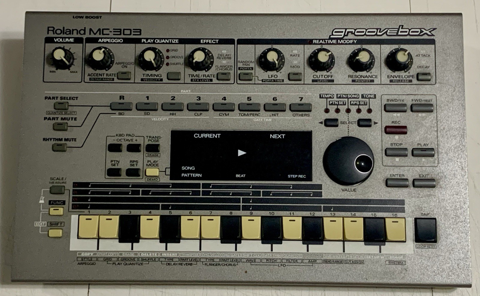 Roland MC-303 16-Key Groovebox 8-Track Drum Machine Sequencer 1996