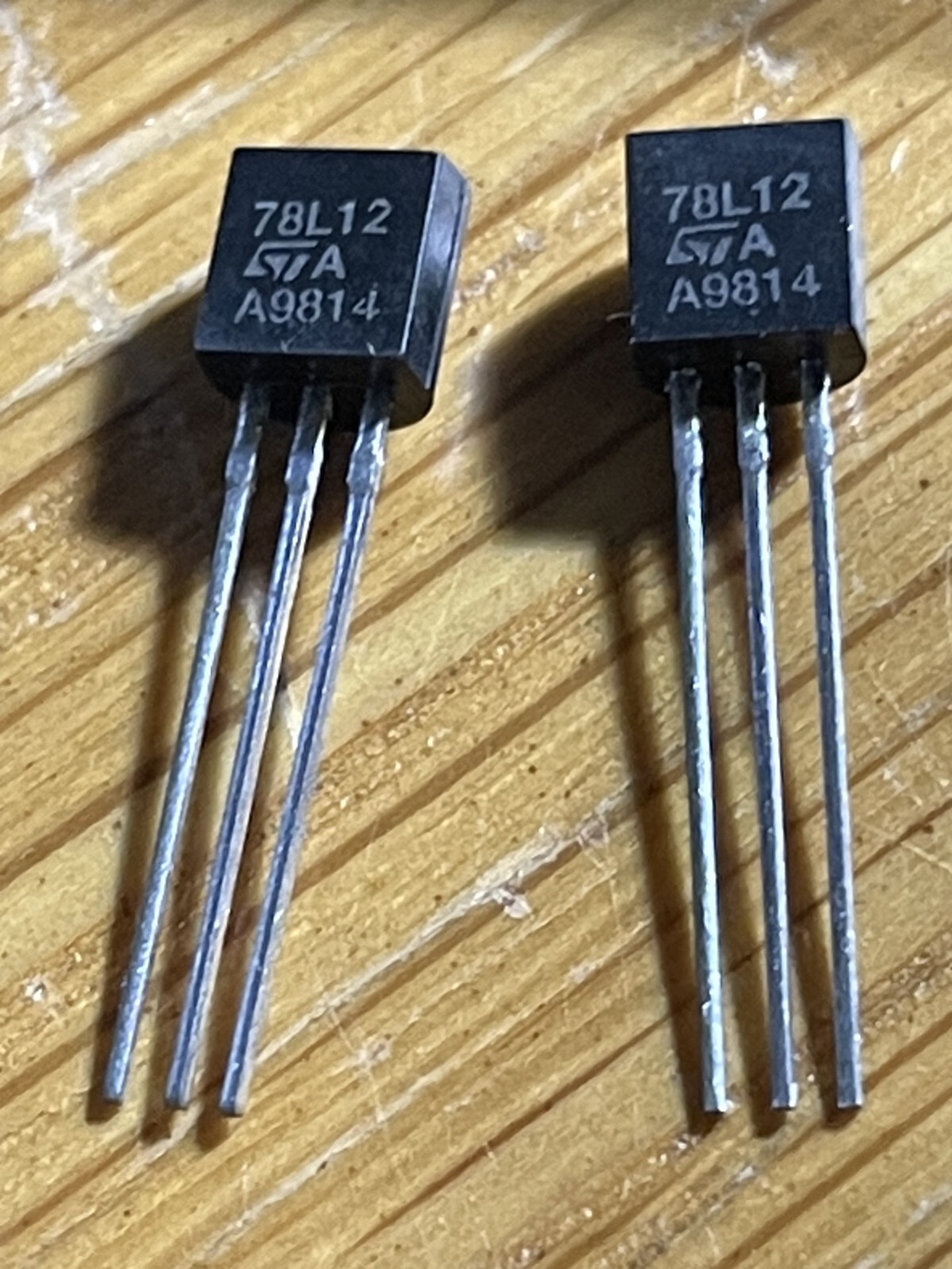 A lot of 20  78L12 , 12 vdc voltage regulator, 0.1 amp in a TO-92 case
