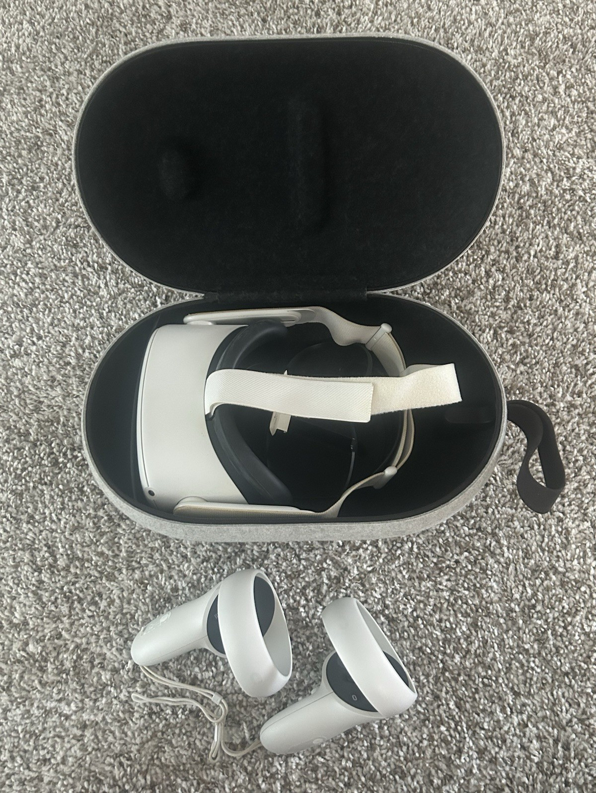 Meta Quest 2 Standalone VR Headset White w/ Controllers & Carrying Case (256Gig)
