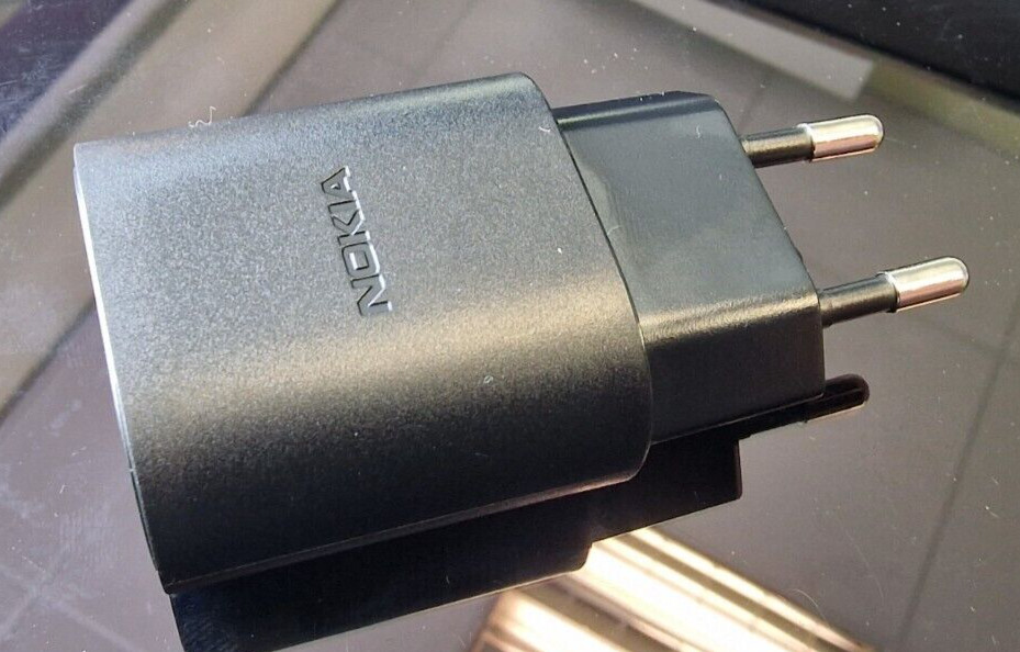 Genuine AD-010E Nokia Charger Input 100-240V, Output:5.0V DC 2.0A, 10.0W