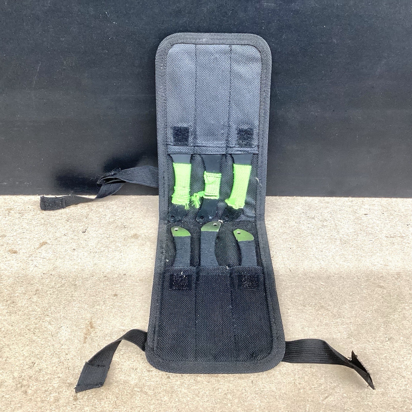 United Cutlery Zombie Getaway Neon Target & Throwing Set (XL1531)
