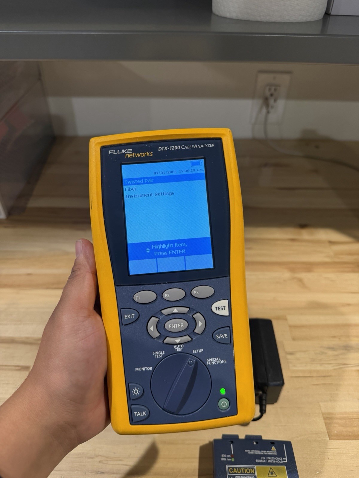 FLUKE NETWORKS DTX-1200 MAINFRAME & FIBER MODULE W/ CHARGER (TESTED)