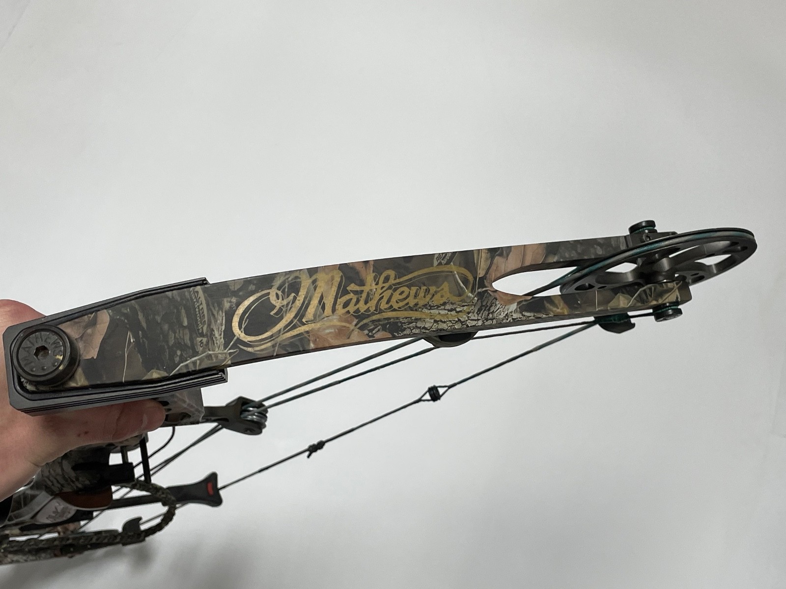 Matthews Switchback RH Compound Bow w/ Spot Hogg Sight - 70#, 35.5" Cable Length
