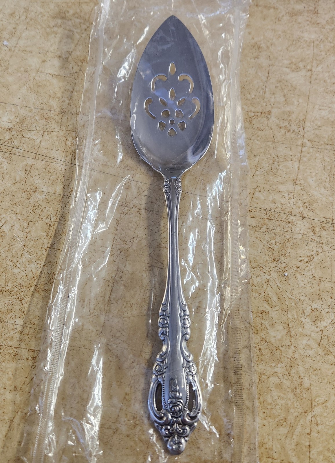 NEW Oneida Community Stainless BRAHMS Pierced Pie Server 9-5/8"