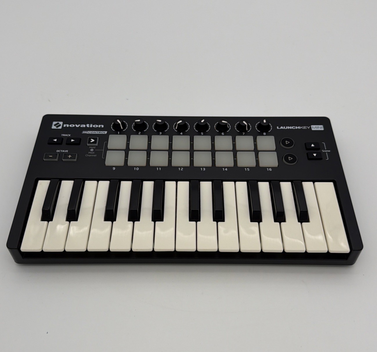 Novation Launchkey Mini MK2 MIDI Controller - COMPLETE with USB Cable - Tested