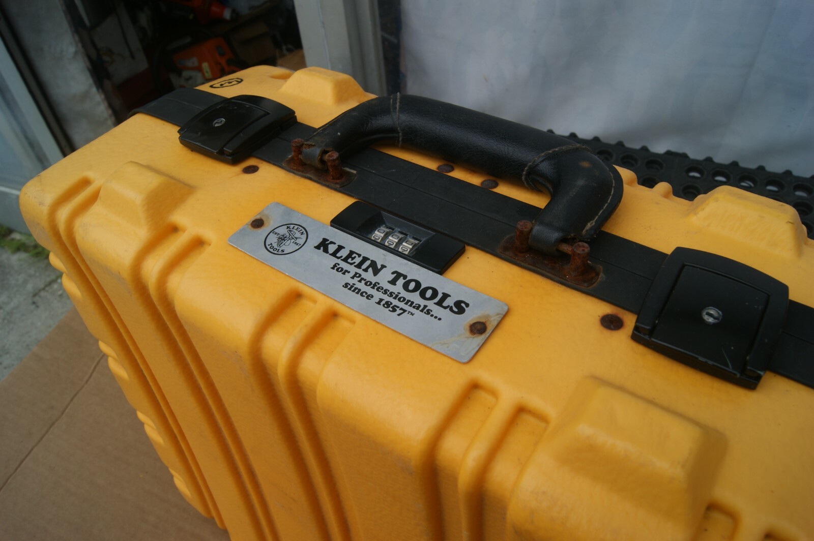 KLEIN TOOLS FOR ELECTRICIAN WITH HARD YELLOW CASE