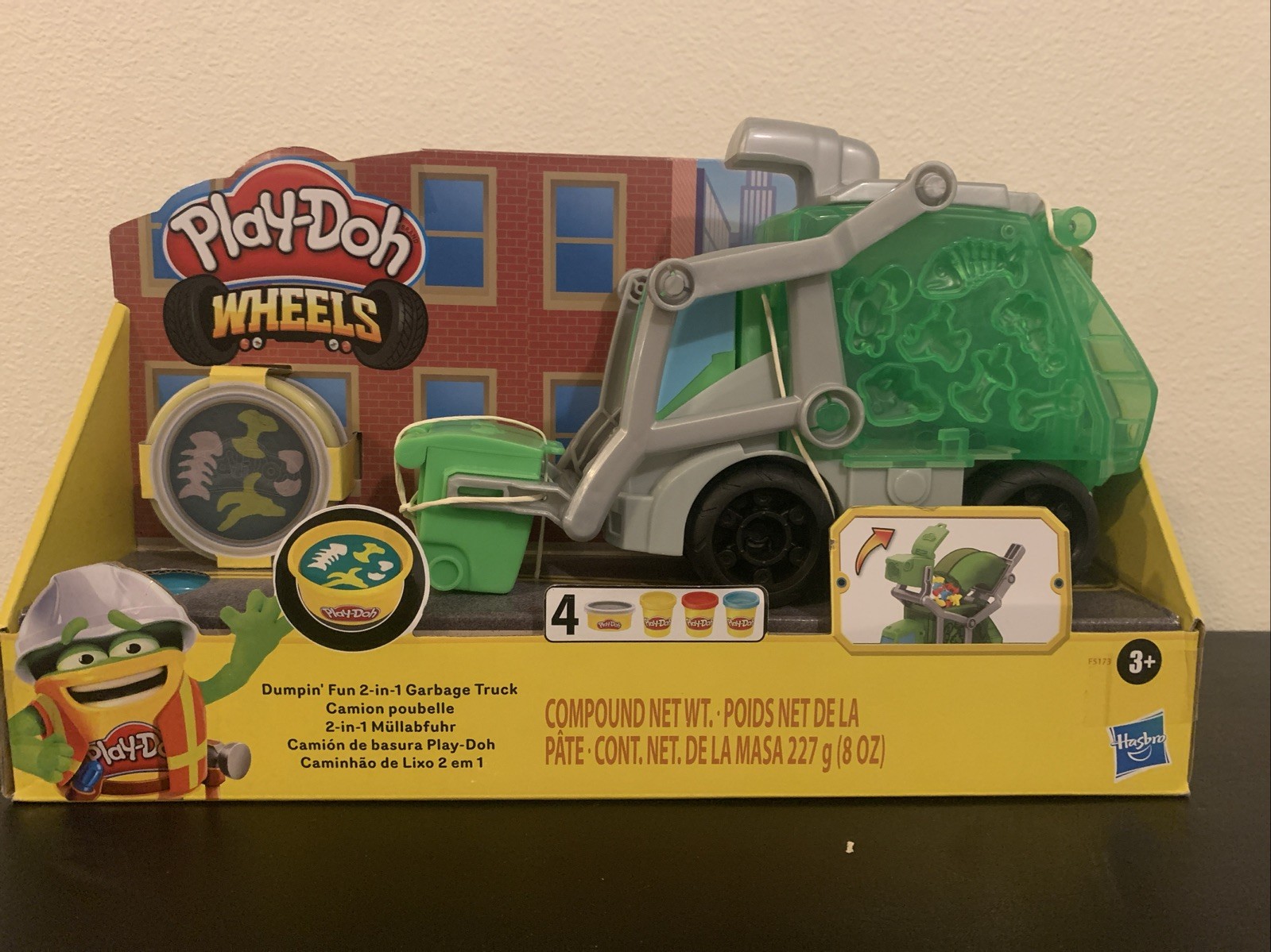 Play-doh Wheels 2-1 Garbage Truck Play set New