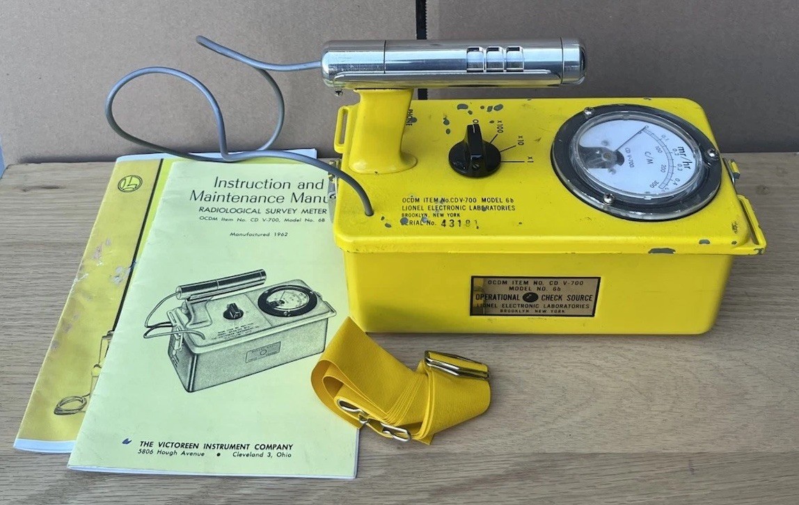 Victoreen Lionel OCDM CD V-700 Model 6B Radiological Survey Meter Geiger Counter