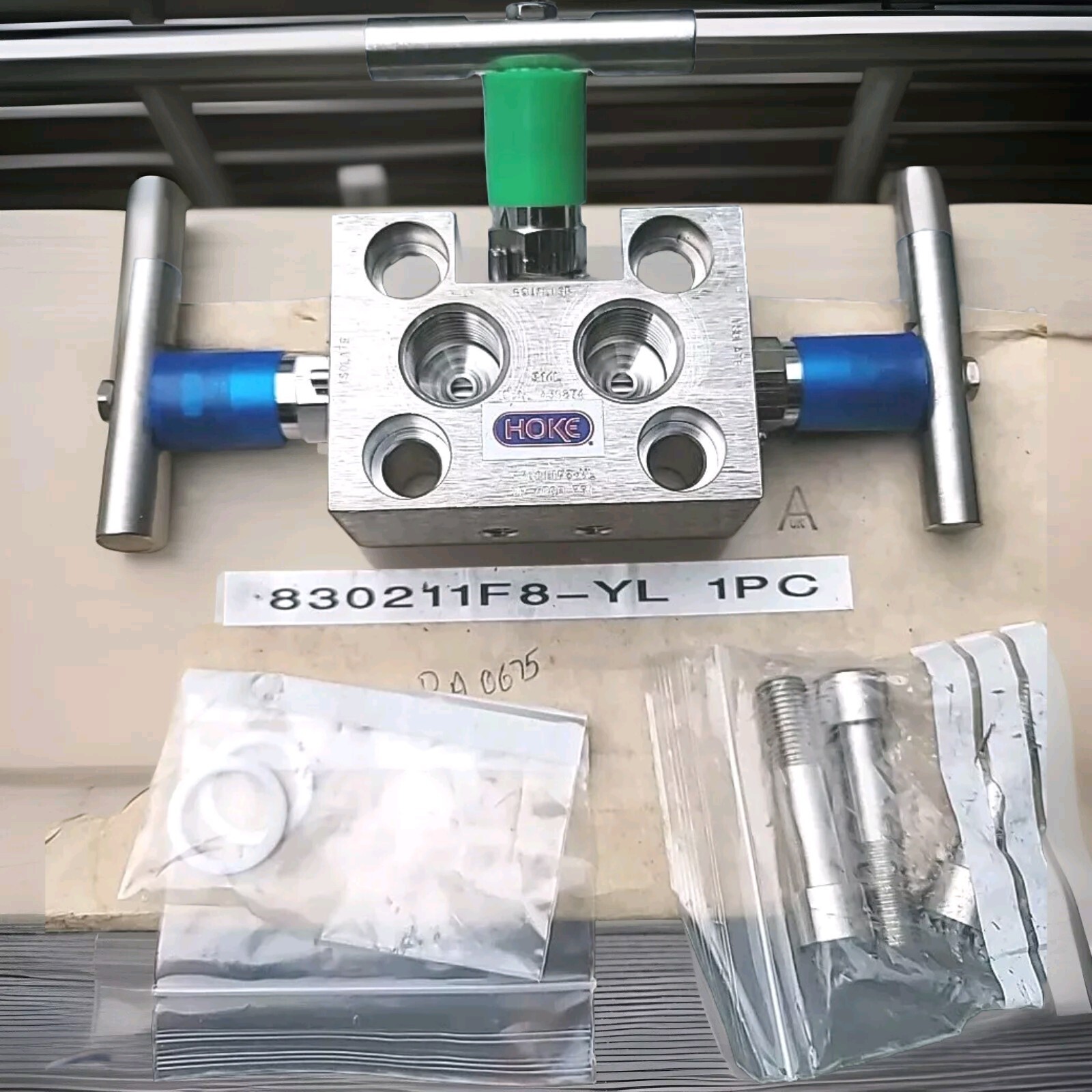 Hoke Trifold Needle Valve Manifold 830211F8-YL / WP 6000 PSI
