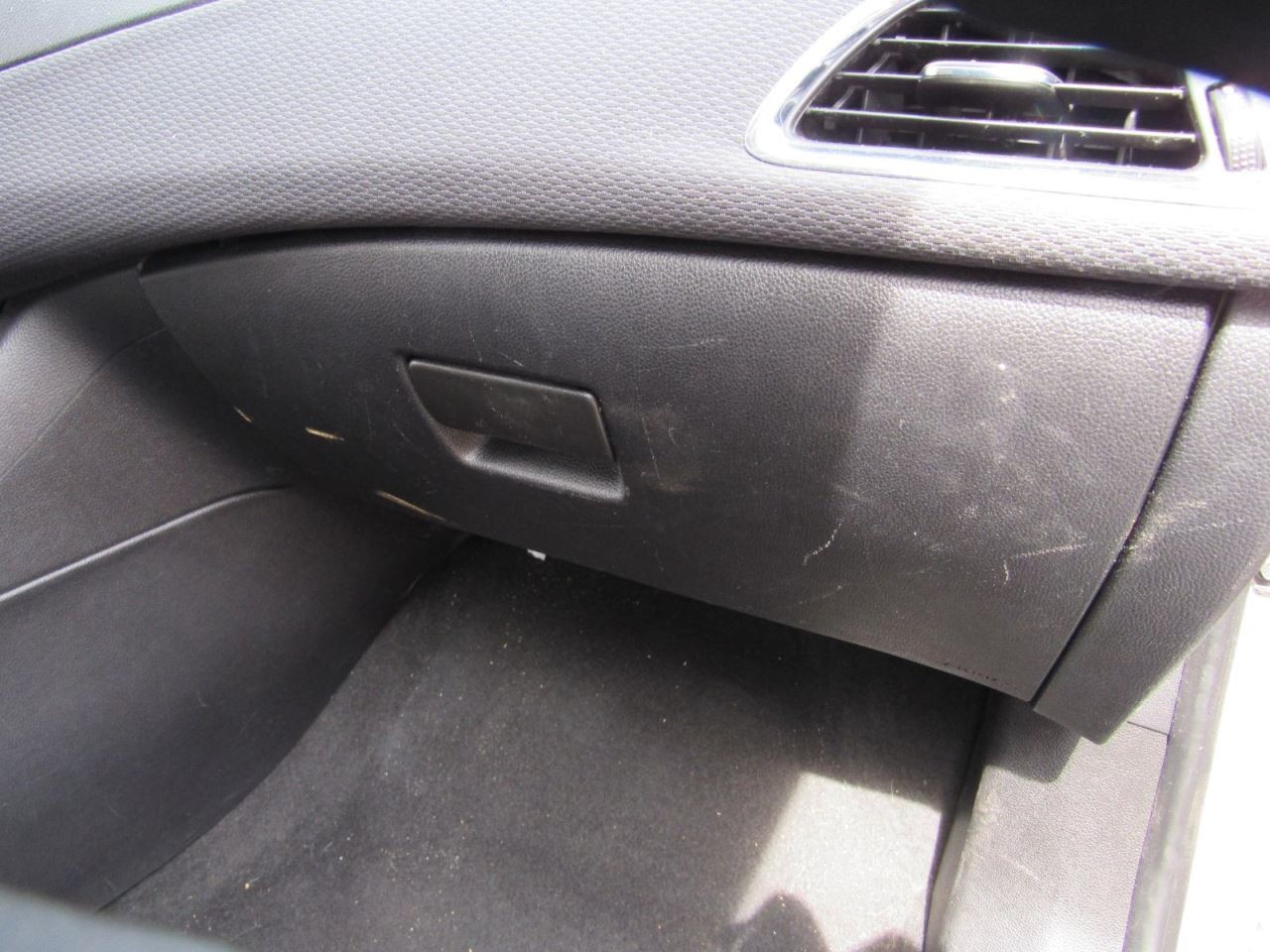 CRUZE     2018 Glove Box 1049666