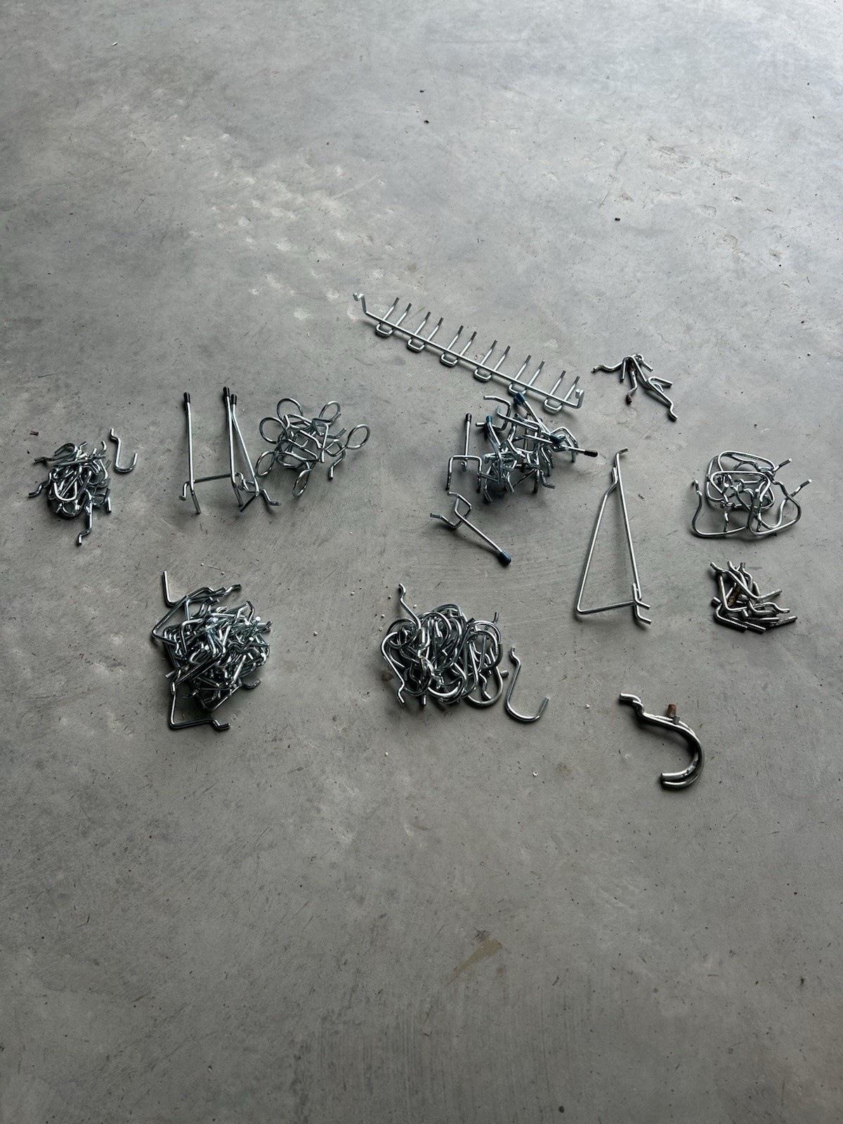 Peg Board Hook Set 100+ Pieces