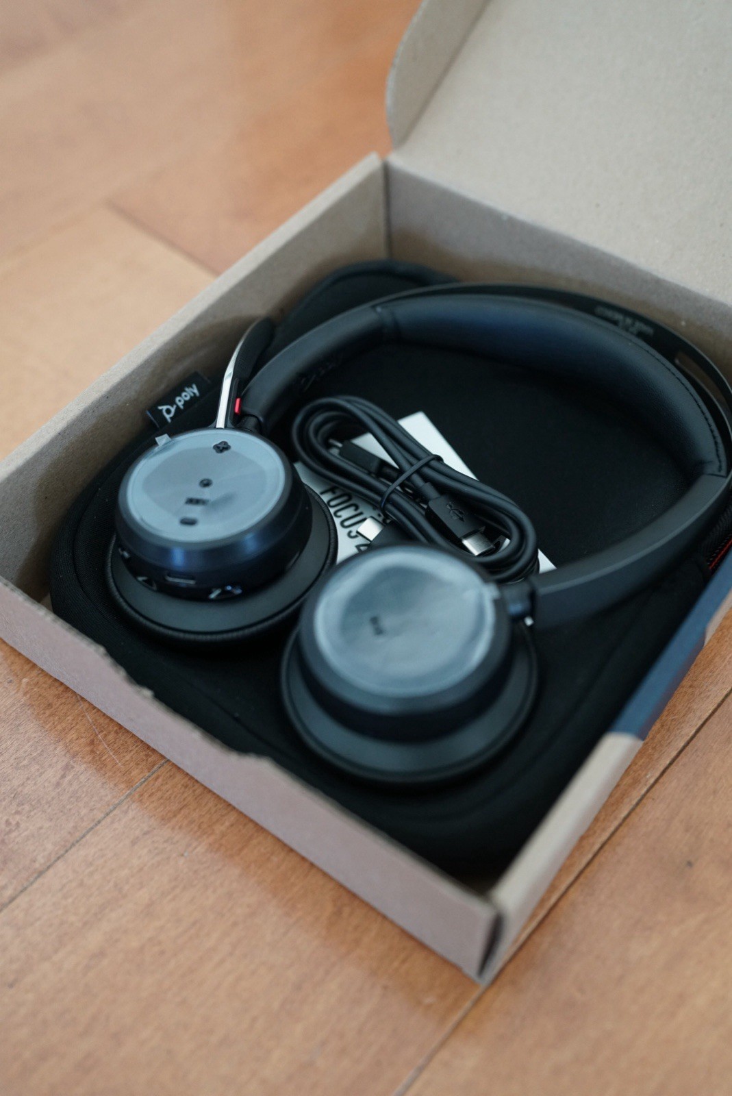 Poly Voyager Focus 2 USB-C-C Headset +USB-C/A Adapter 9T9J3AAAC3 w/Case