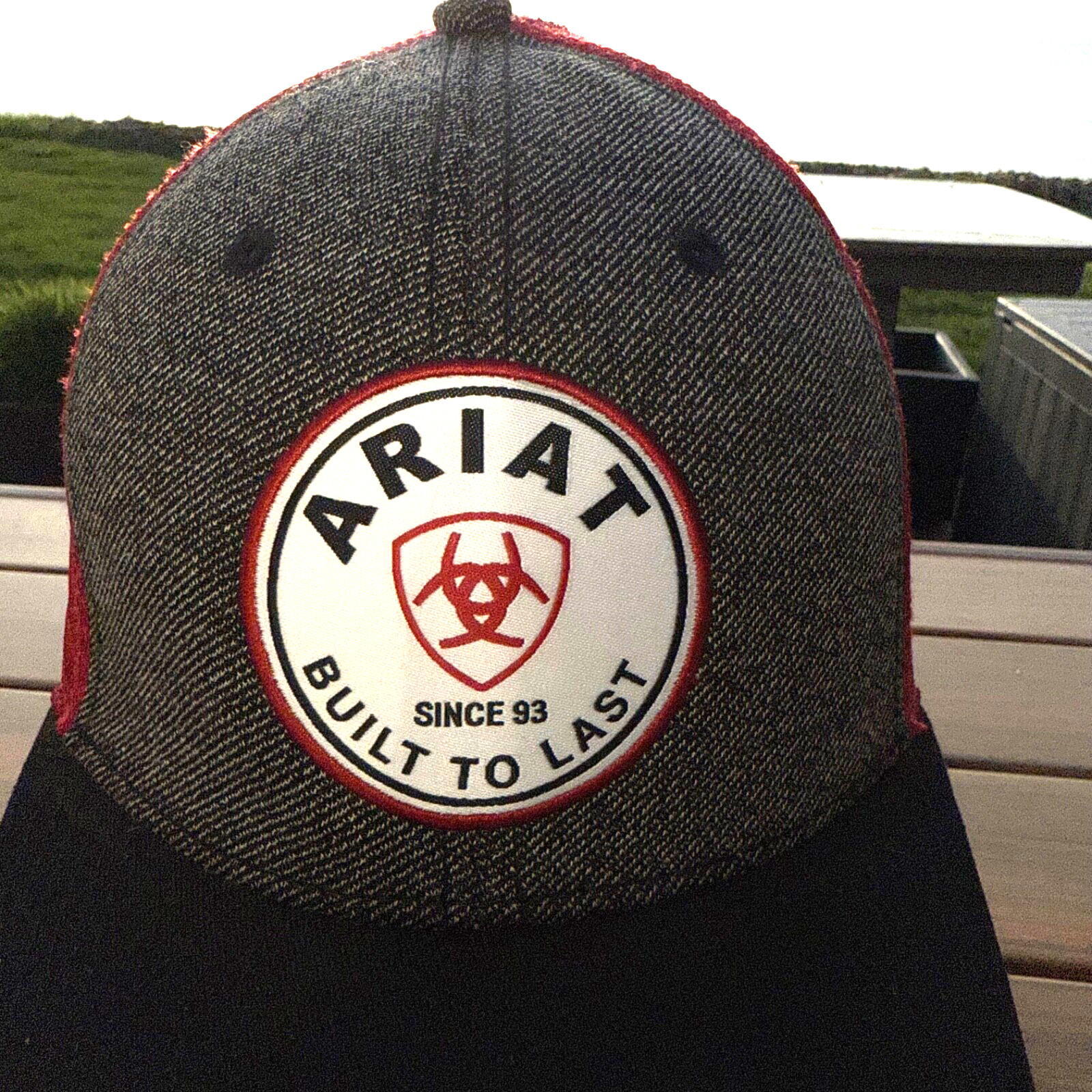 Ariat Bulit to Last Logo Patch white on Black Gray Trucker Hat w Black Mesh EUC