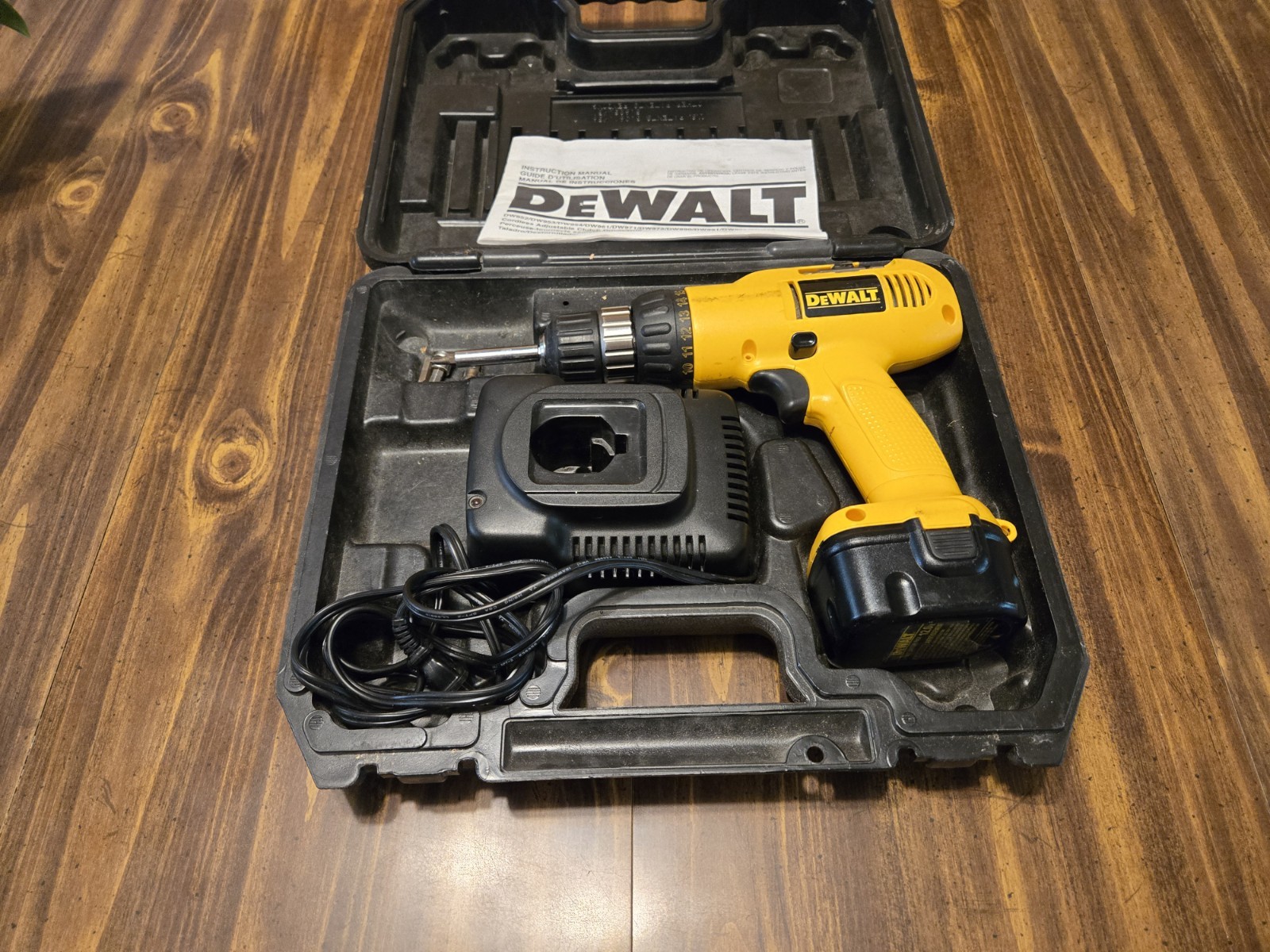 DeWalt DW953 12V Cordless Adjustable Clutch Drill Driver W/ Case Battery Charger