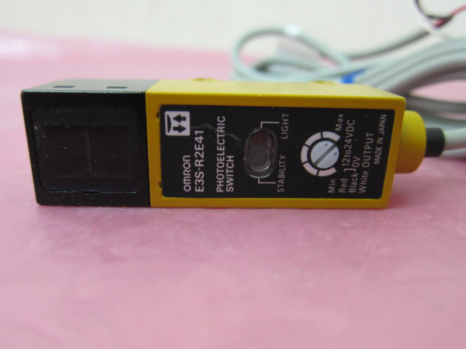 Omron E3S-R2E41 Photoelectric Switch 402627